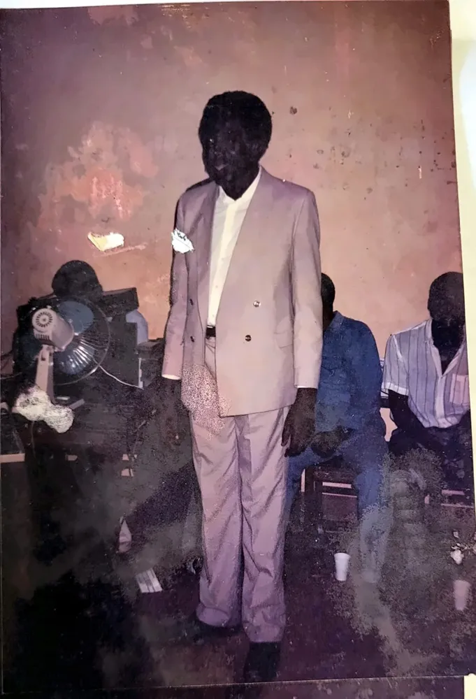 Paul Sanjong en costume clair