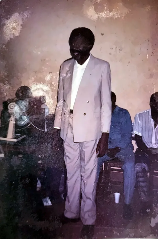 Paul Sanjong en costume clair