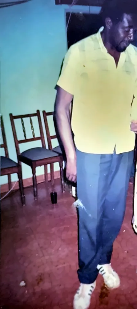 Paul Sanjong en chemise jaune