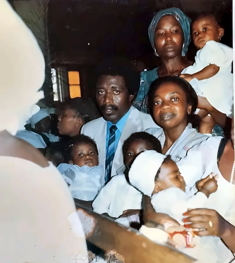Paul Sanjong en famille, entouré d’enfants