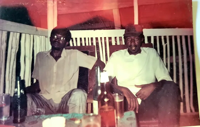 Deux hommes assis côte à côte