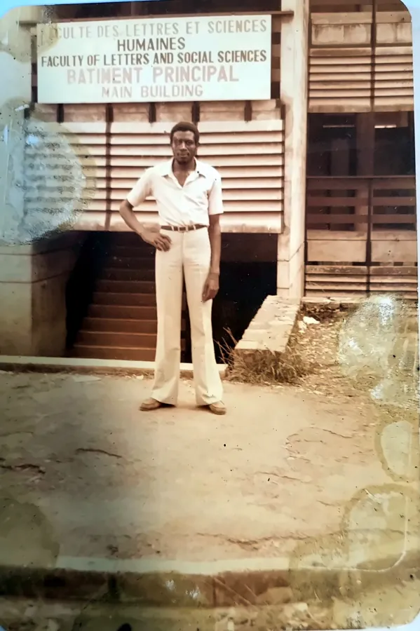 Paul Sanjong devant le bâtiment principal de la faculté des lettres et sciences humaines de Yaoundé