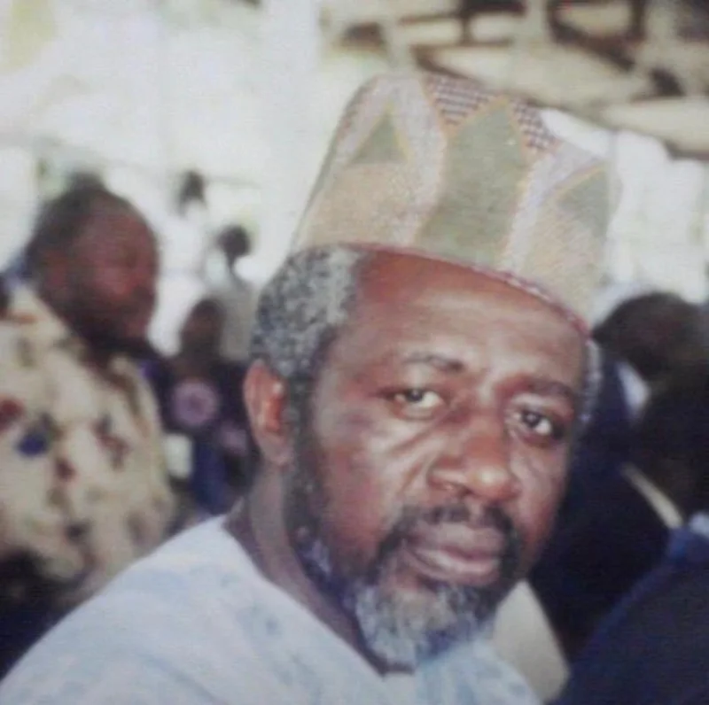 Paul Sanjong portant un bonnet traditionnel