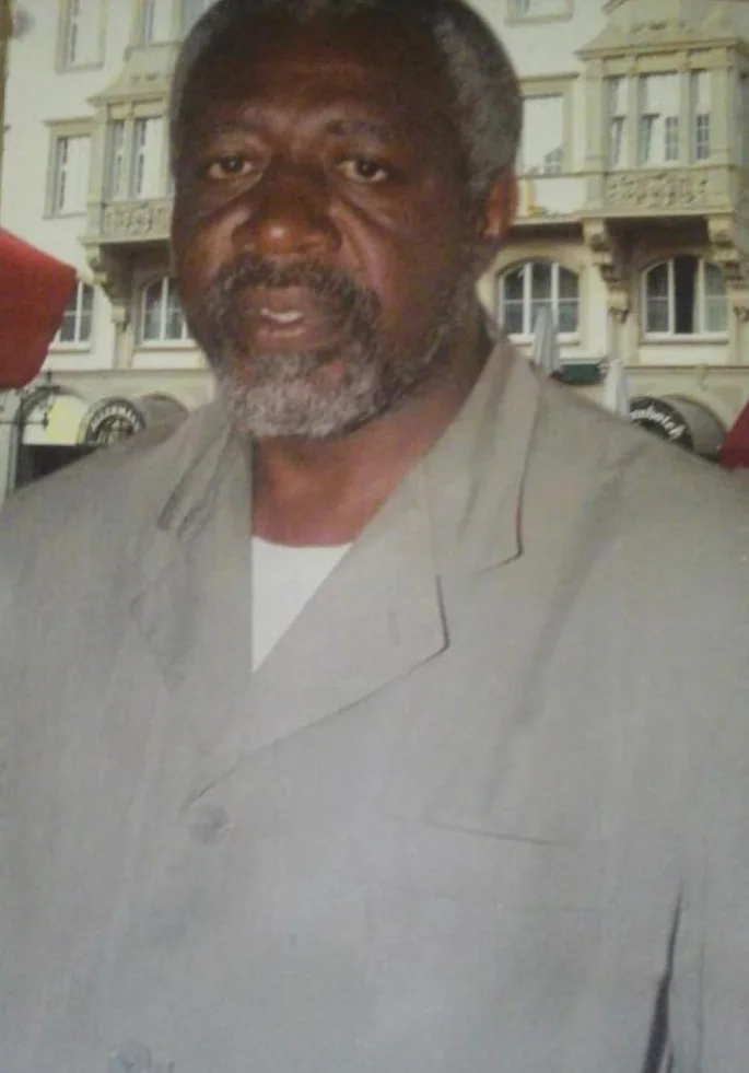 Paul Sanjong en veste grise